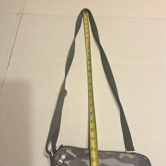 Baggallini light grey camouflage travel bag w multiple zippers pockets & strap - Picture 5 of 11